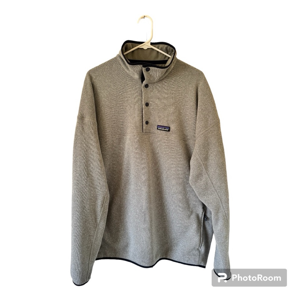 Men’s XXL Patagonia Pullover, Snap Buttons, Zipper Pockets, Color is Gray/Navy